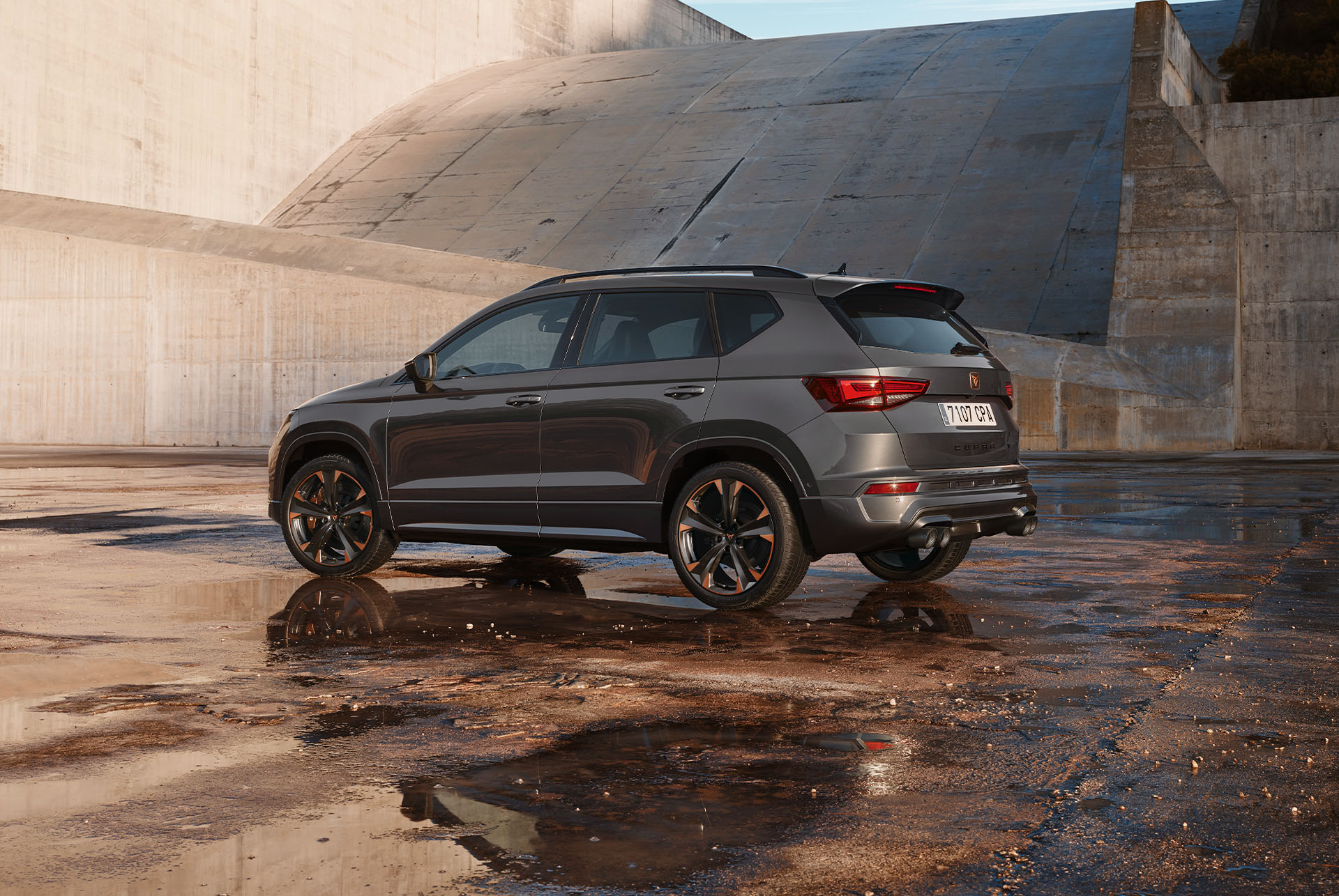 Vue arrière de la CUPRA Ateca mettant en valeur sa bonne facture, son espace et son design extérieur moderne. 