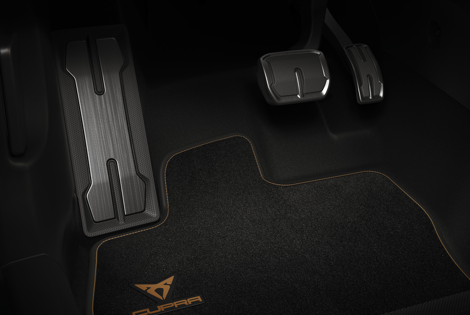 Gros plan sur les pédales en Aluminium Foncé, spécifiques de la CUPRA Ateca Édition Tribe, avec un repose-pieds assorti pour améliorer la sensation de conduite sportive et le contrôle. 