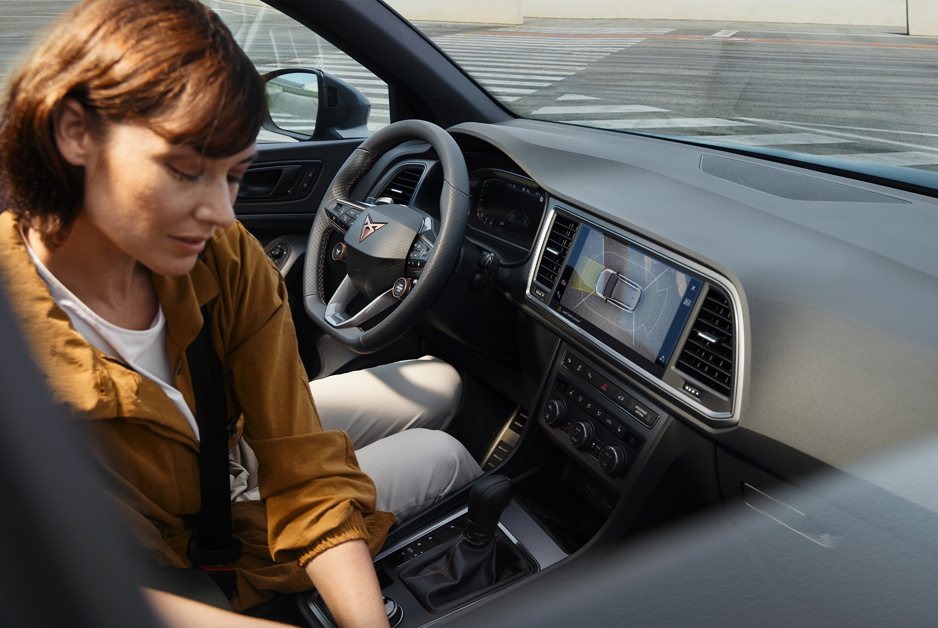 Vue intérieure de la CUPRA Ateca mettant en évidence la technologie axée sur le conducteur avec un habitacle conçu spécifiquement pour répondre aux besoins de ce dernier. 