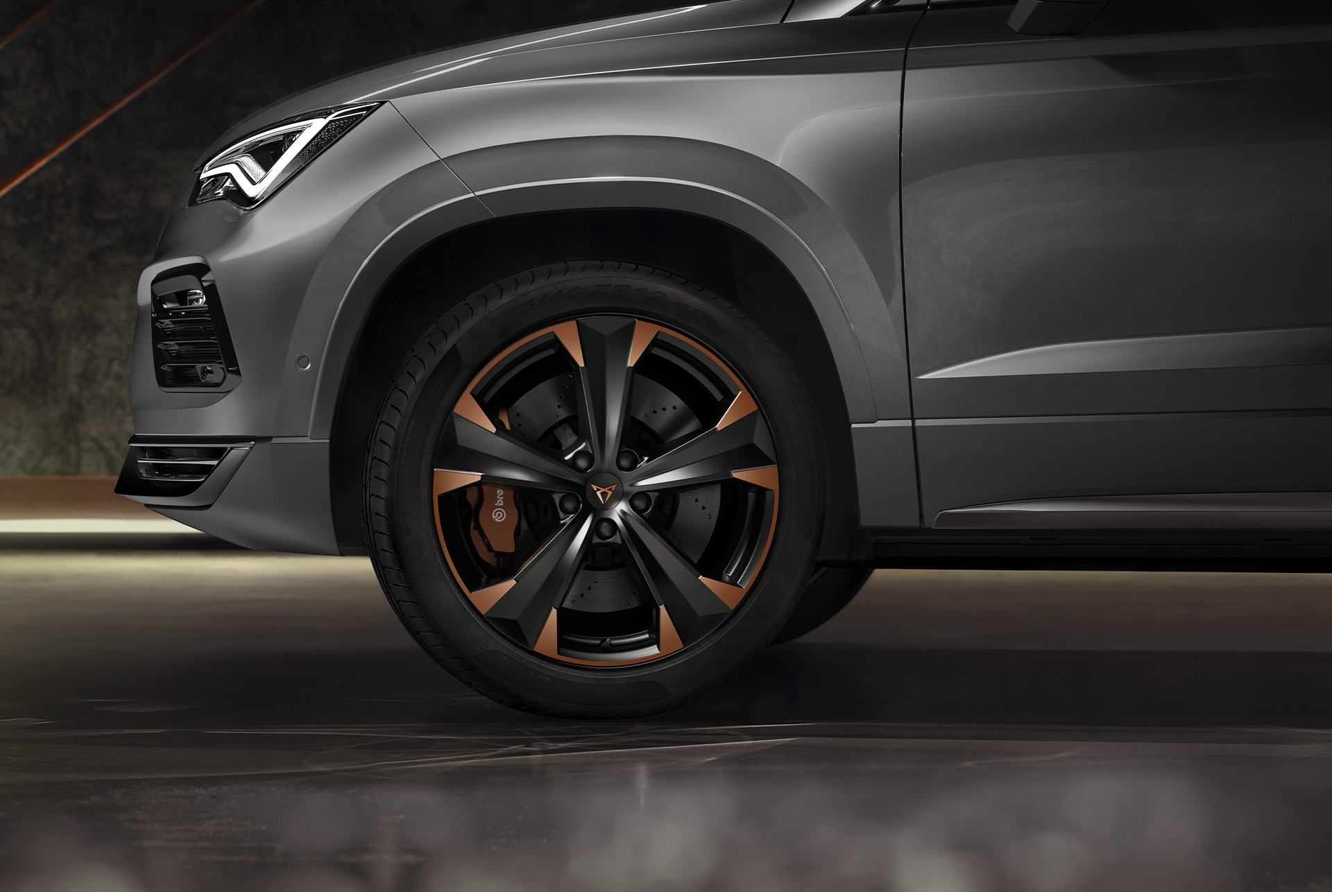 Gros plan sur les jantes sport version exclusive de 19 pouces en noir et cuivre de la CUPRA Ateca soulignant son design affirmé et dynamique. 