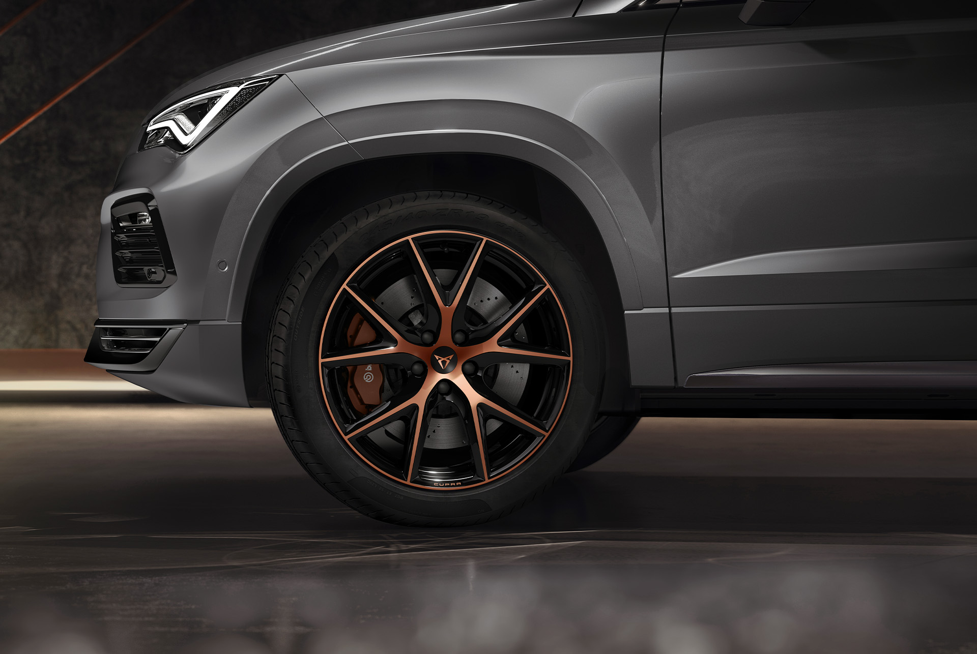 Gros plan sur les jantes sport R version exclusive de 19 pouces en noir et cuivre de la CUPRA Ateca mettant en évidence son design dynamique et haut de gamme. 