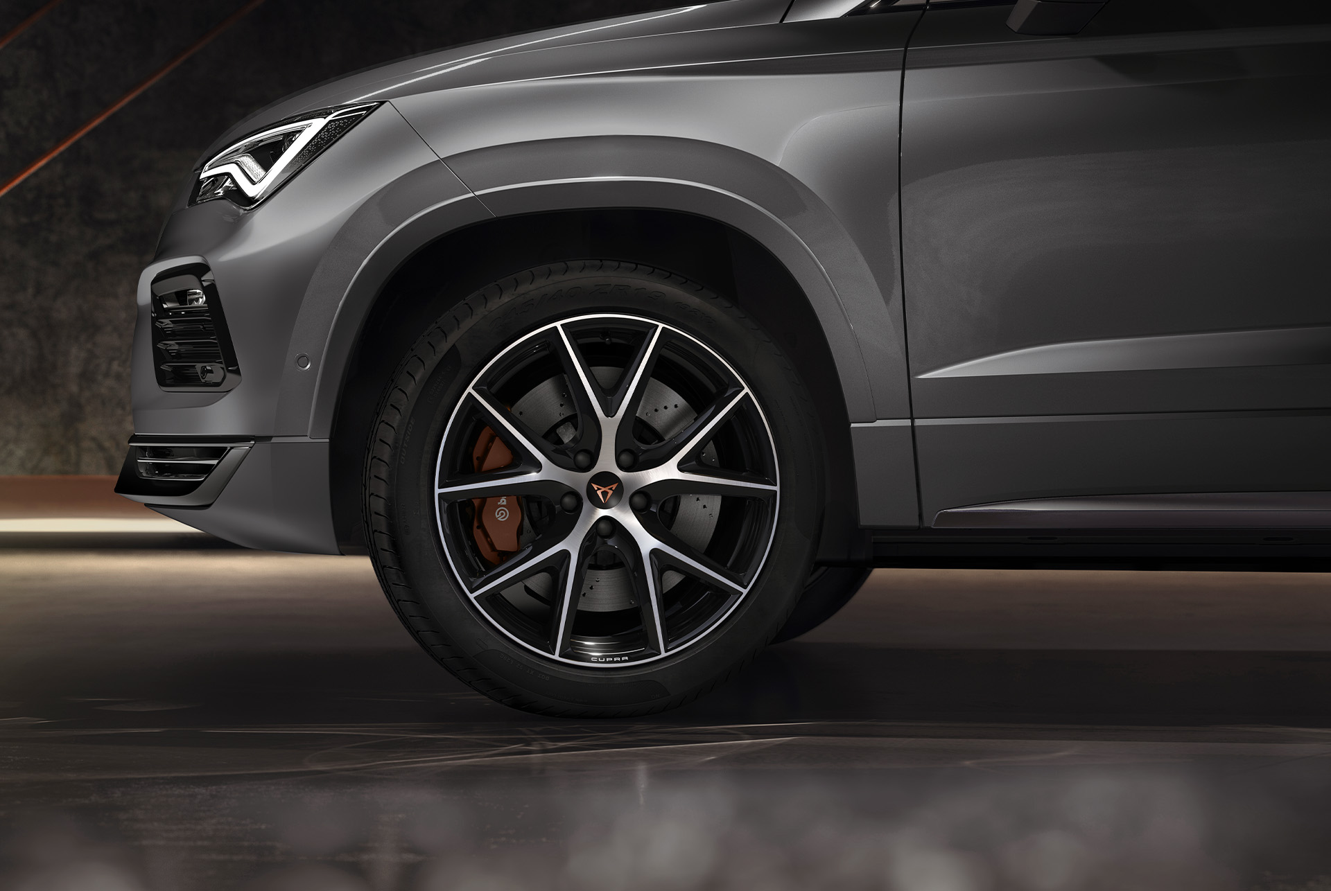 Gros plan sur les jantes sport R version exclusive de 19 pouces en noir et argent de la CUPRA Ateca soulignant son design épuré et sportif.