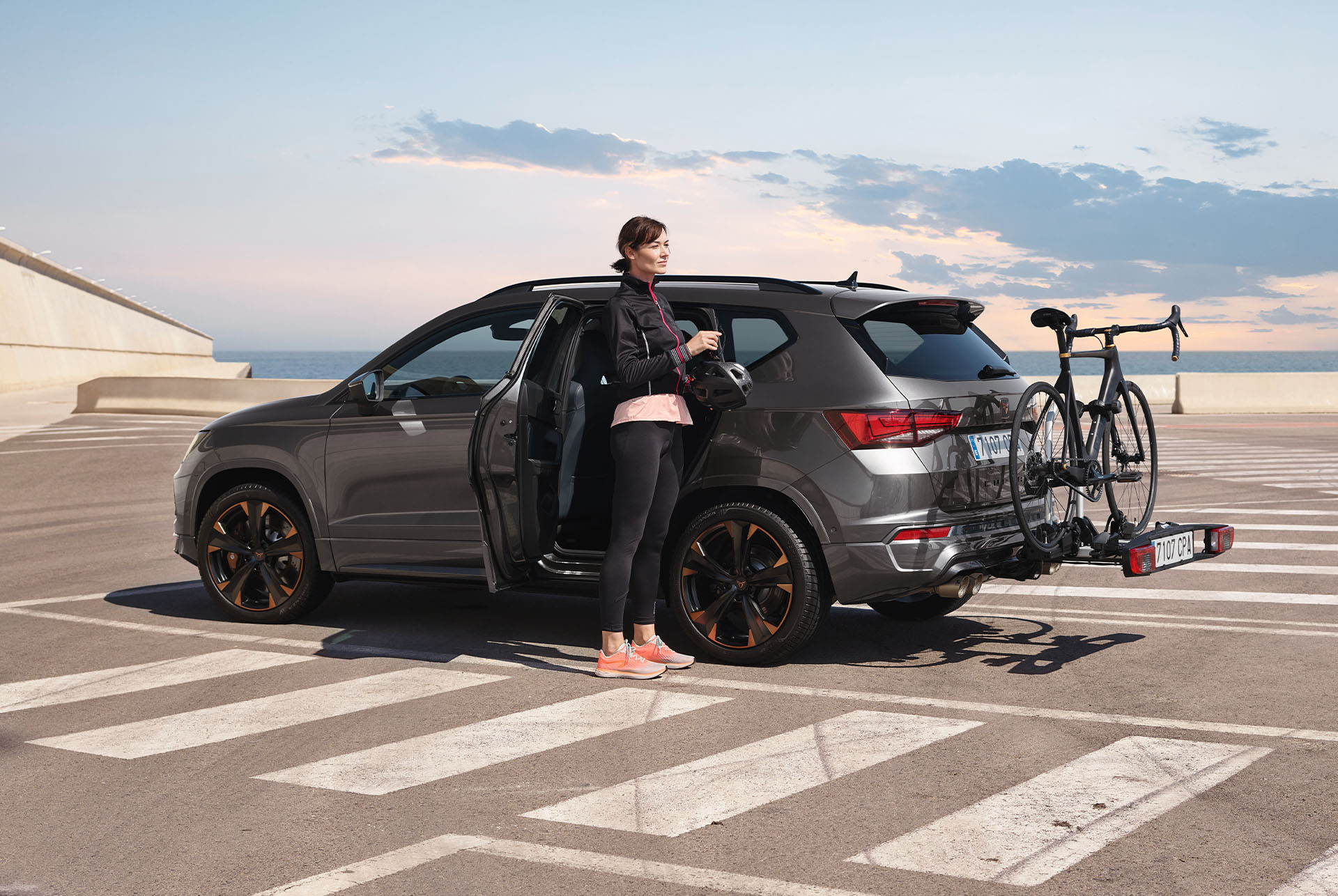 La CUPRA Ateca est équipée d’un nouveau porte-vélos sur attelage de remorque qui peut accueillir jusqu’à deux vélos, ouvrant la voie à de multiples aventures en plein air. 