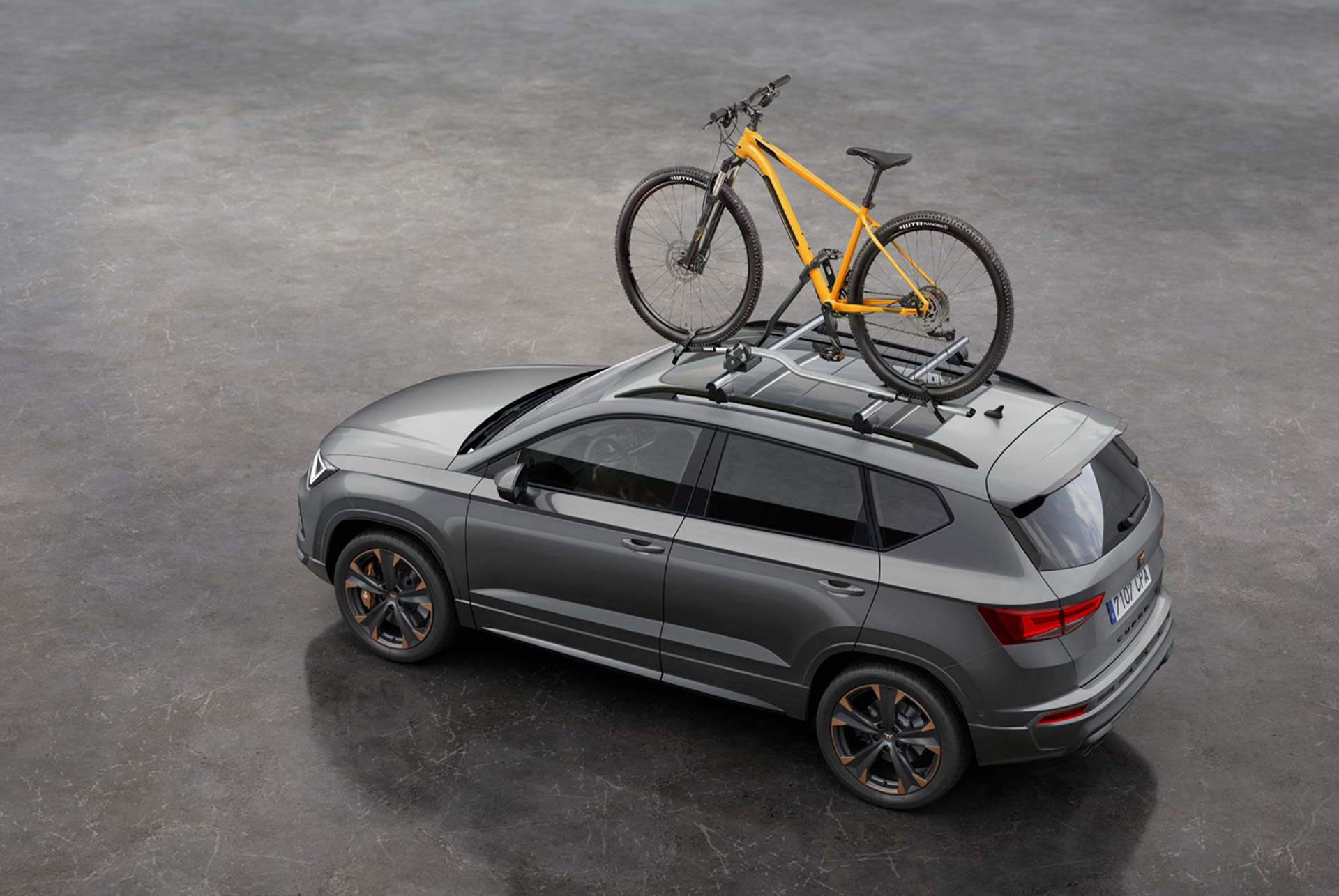 CUPRA Ateca équipée de barres de toit spécialement conçues pour les vélos, prête à partir à l’aventure.