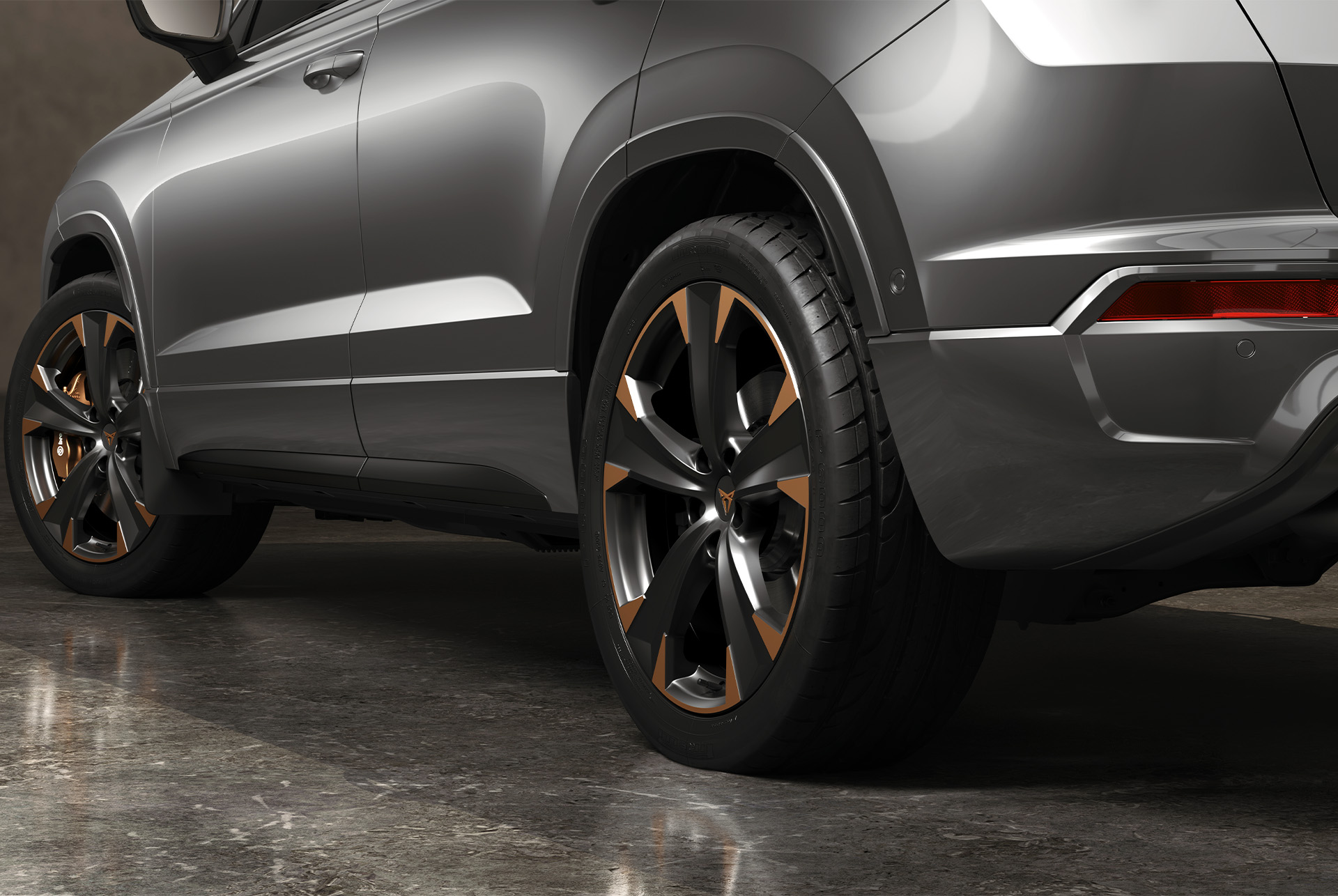 CUPRA Ateca équipée de pare-boue avant protecteurs, conçus pour éviter les saletés et protéger le dessous de la voiture contre les chocs dangereux.