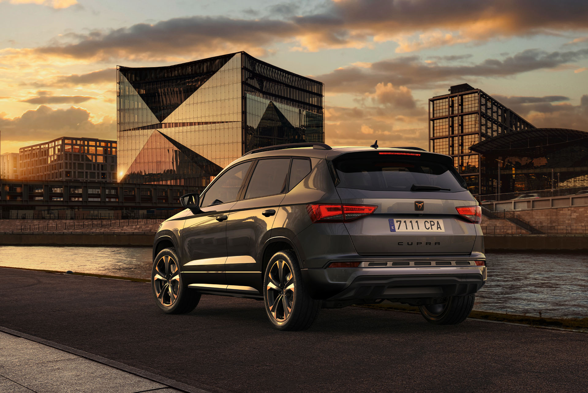 Vue arrière du SUV CUPRA Ateca au coucher du soleil mettant en avant la nouvelle calandre plus basse avec entrées d’air et le nouveau diffuseur arrière, tous deux conçus pour renforcer le design extérieur et soigner l’aérodynamisme.