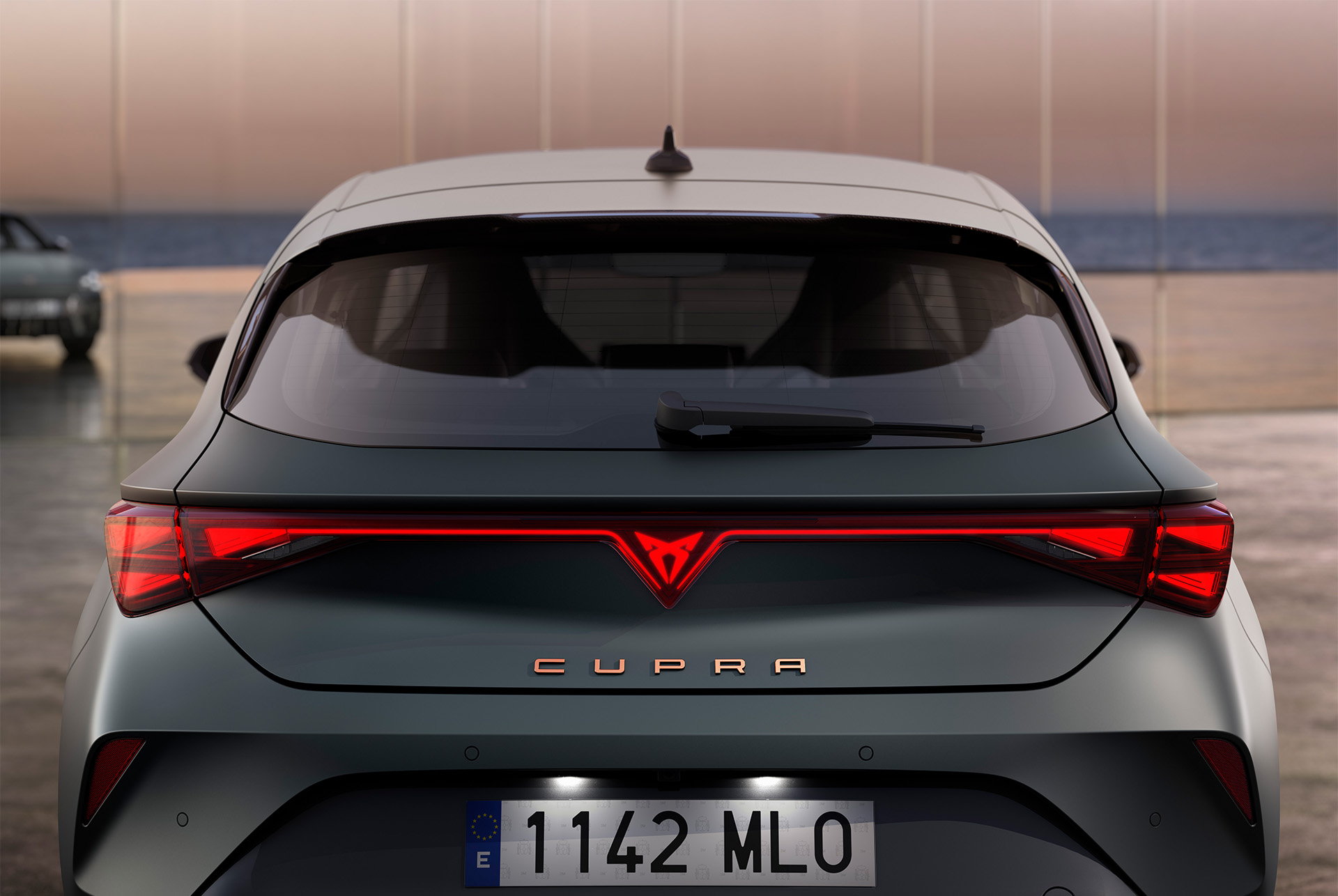 Vue du coffre et des feux arrières de la nouvelle Cupra Leon 2024 hybride, éclairage LED, logo Cupra LED intégré
