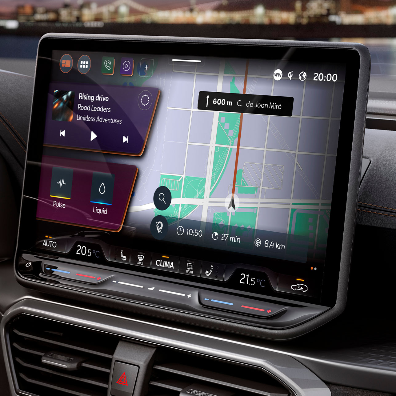 Vue du tableau de bord de la nouvelle Cupra Leon 2024, écran du système d’infotainment avec Cupra Connect Plus pour trouver les stations de recharge PHEV, pour les alertes de trafic en direct, les stations de recharge et la recherche de parkings.