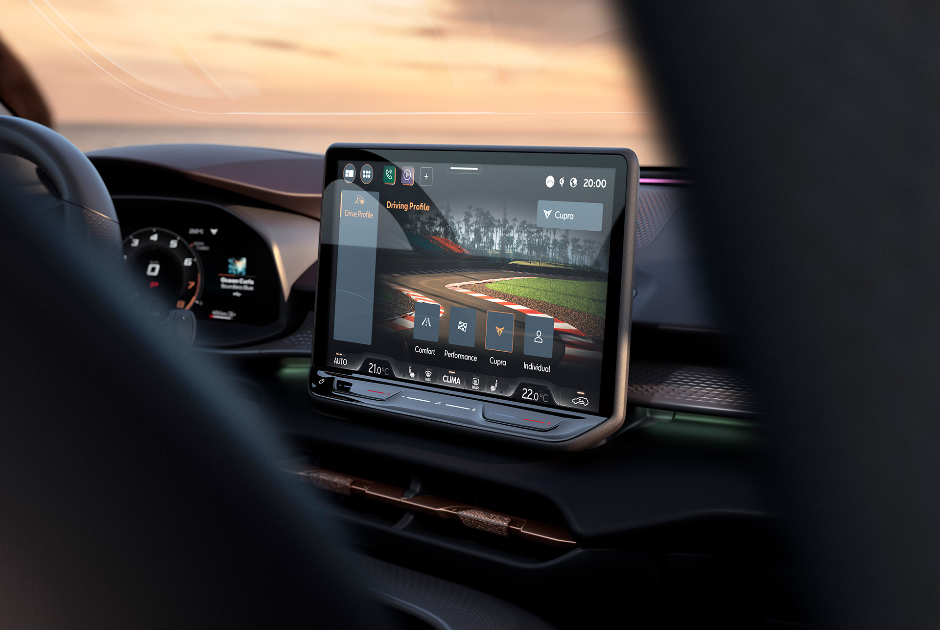 système d’infotainment de 12,9’’ du Cupra Terramar affichant la nouvelle fonction de réglage adaptatif du châssis (dcc) qui améliore la dynamique de conduite grâce aux amortisseurs adaptatifs.