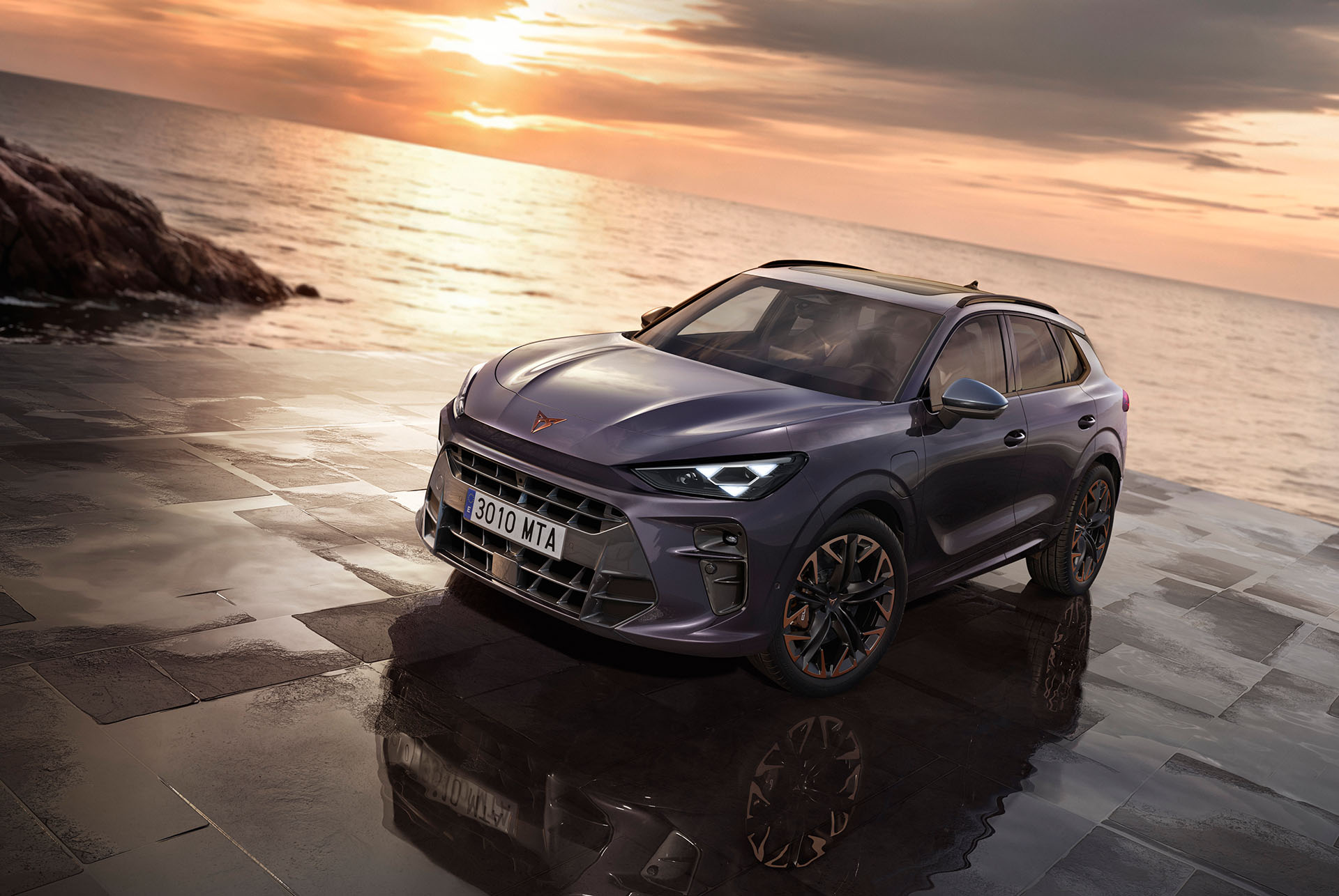 suv hybride cupra terramar, nouveau modèle 2024, vue avant, avec des phares élégants, des jantes en alliage modernes et un design avant inspiré par l’anatomie du requin, sur une chaussée mouillée devant le coucher du soleil en bord de mer. 