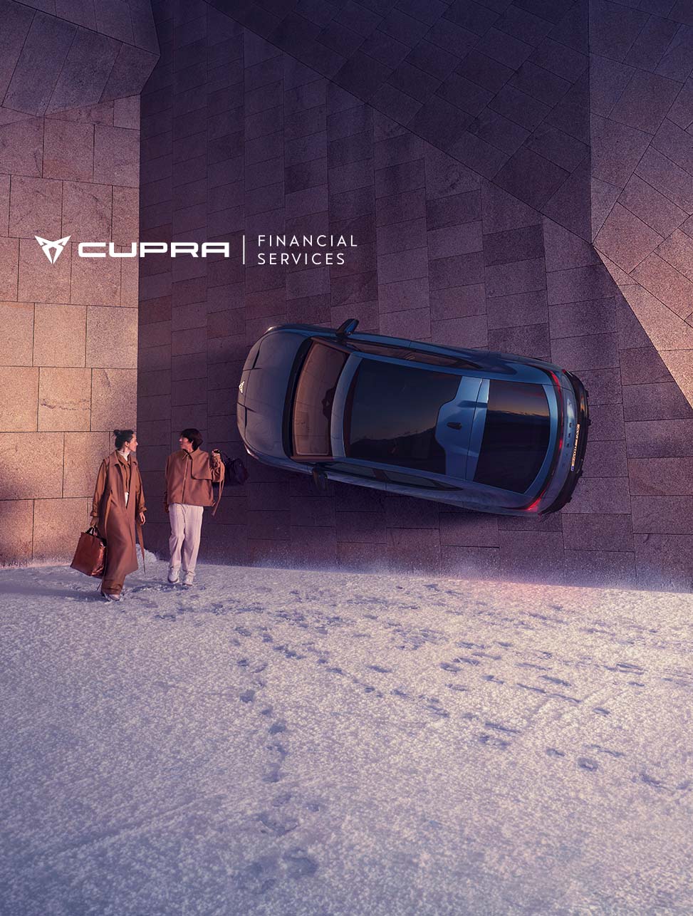 Véhicule électrique Cupra Tavascan obtenu auprès de cupra financial services, garé devant une architecture moderne et deux personnes.