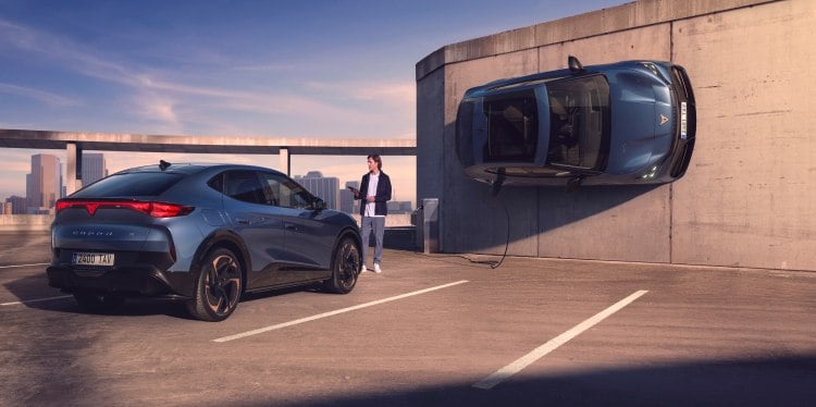 Un véhicule cupra dans un parking urbain, présentant une flotte de véhicules, le cupra tavascan financé via l’option d’achat, offrant des solutions de financement sur mesure pour posséder ou louer un véhicule cupra.