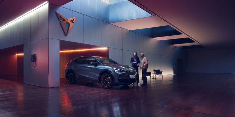 Cupra tavascan dans un garage pour déterminer la durée du contrat de location après avoir choisi le service de location opérationnelle Cupra.