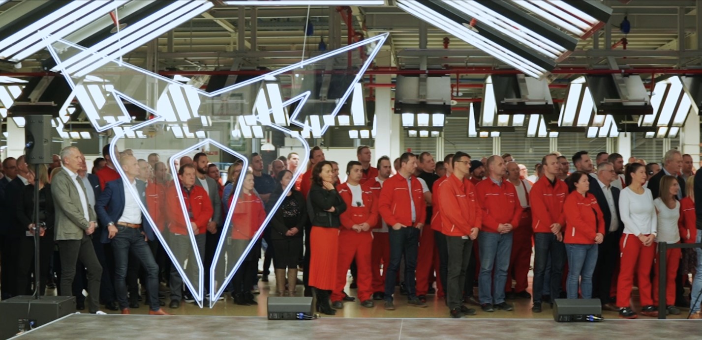 CUPRA dévoile la CUPRA Terramar aux employés d'Audi Hongrie, chargés de sa production